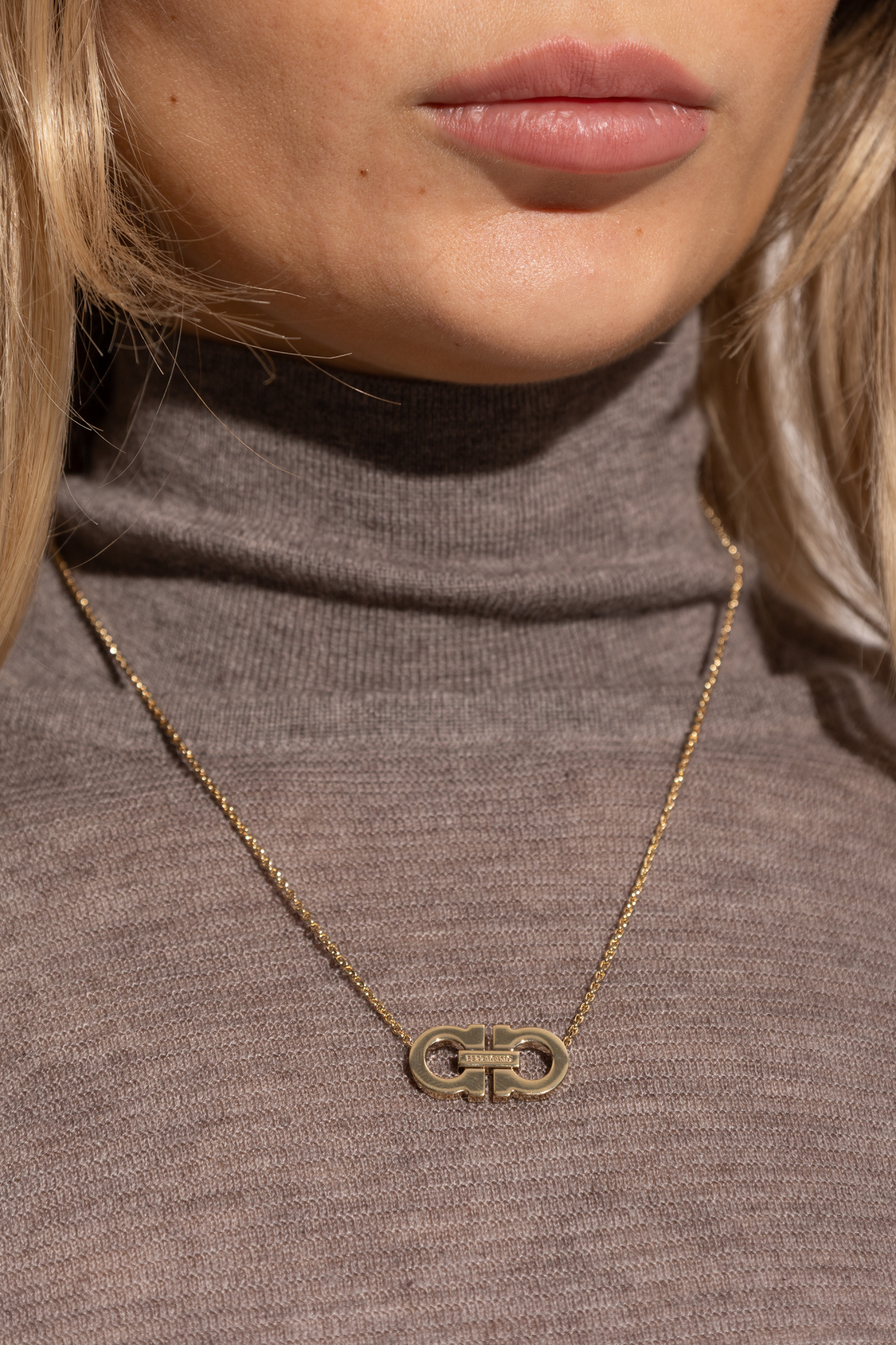 ネックレス・ペンダント FERRAGAMO FW25 NECKLACE WITH PENDANT (770481 760706001) Gold Necklace with a pendant in the shape of a logo
